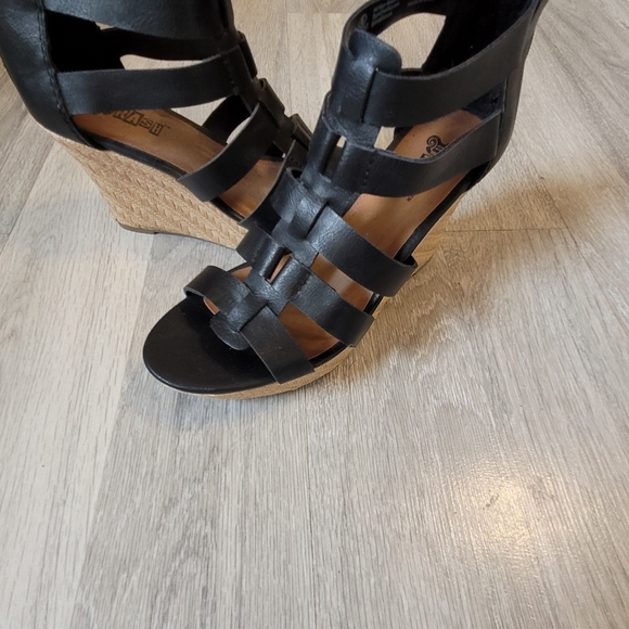 Black wedge heels - Picture 2 of 2